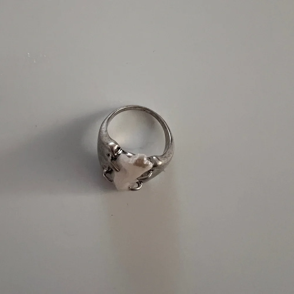Free people Silver Baroque Pearl Statement Ring - Picture 11 of 12